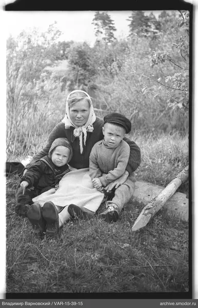 Gruppe mit Frau und zwei Jungen