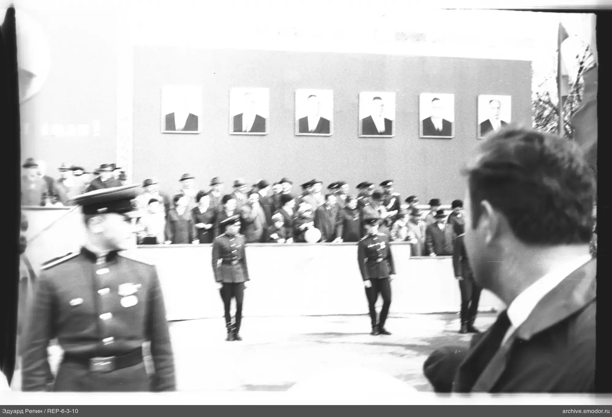 Военные и гражданские участники на площади