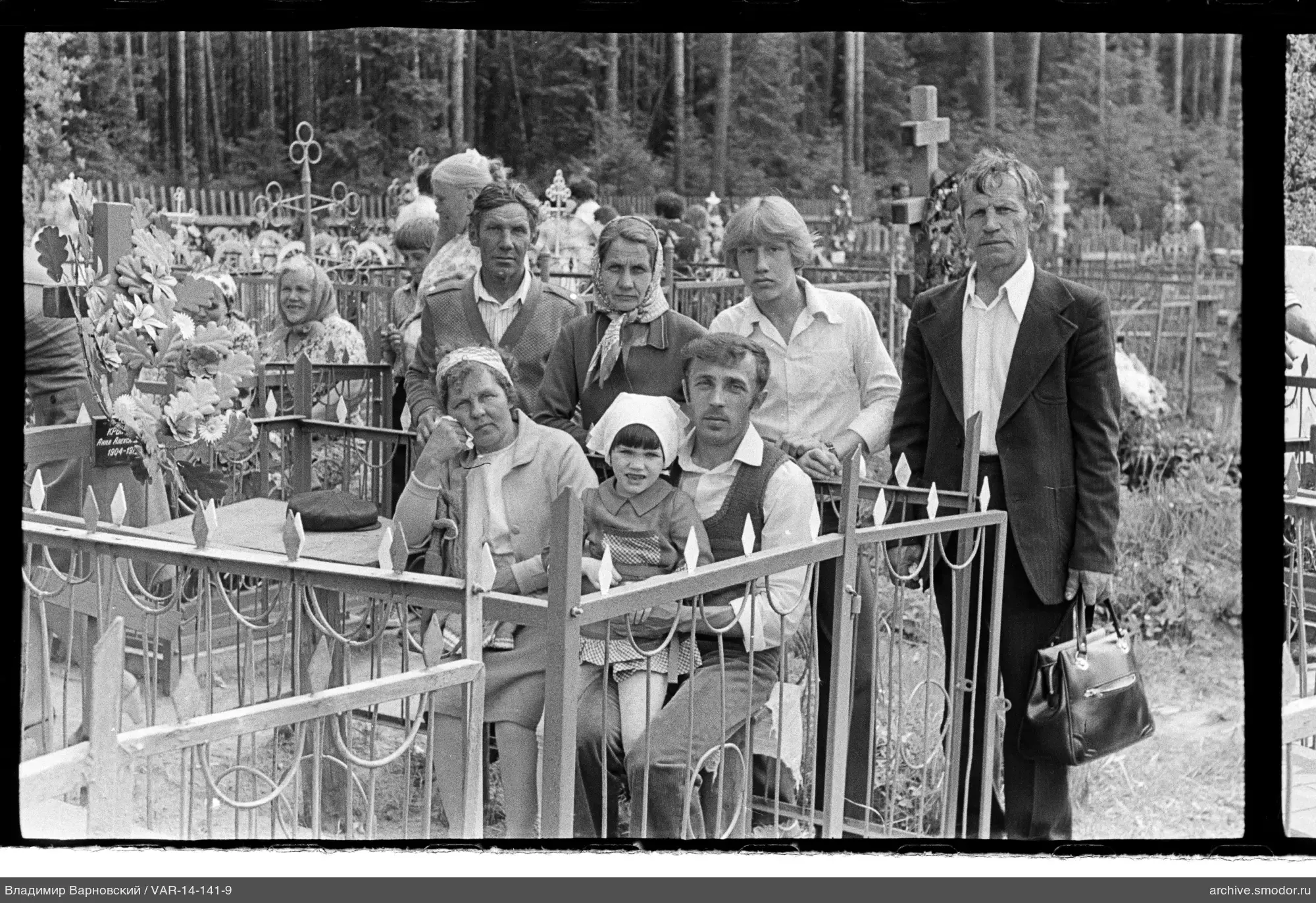 Gruppenporträt auf dem Friedhof