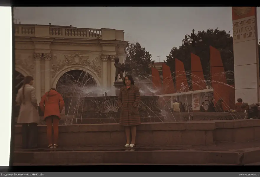 Frau am Brunnen mit Frauen