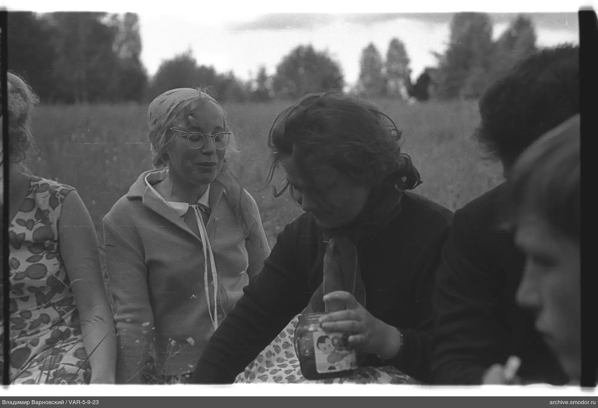 Gruppe von Menschen auf Gras