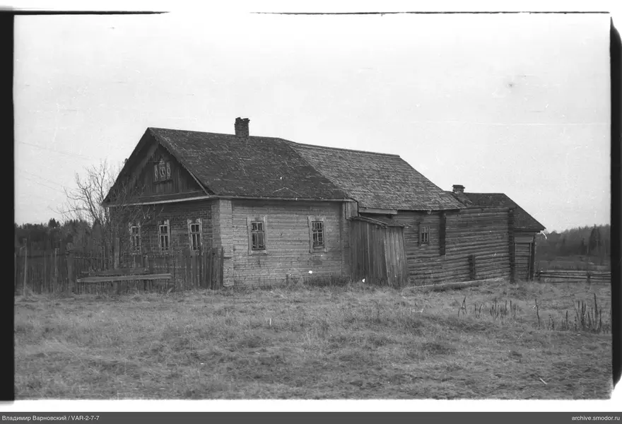 Holzhaus mit zwei Teilen und Wald