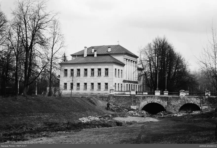 Gebäude mit Säulen und Brücke