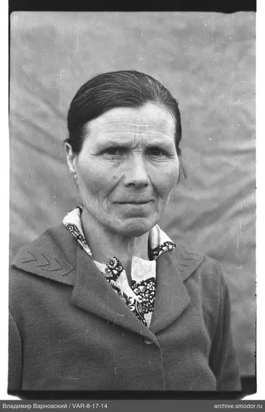 Porträt einer Frau mit dunklen Haaren