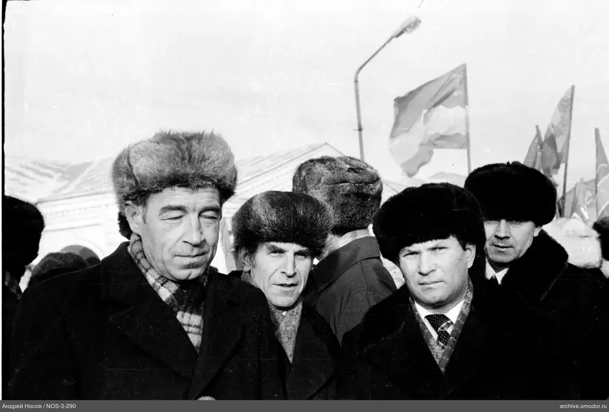 Группа мужчин в меховых шапках на улице