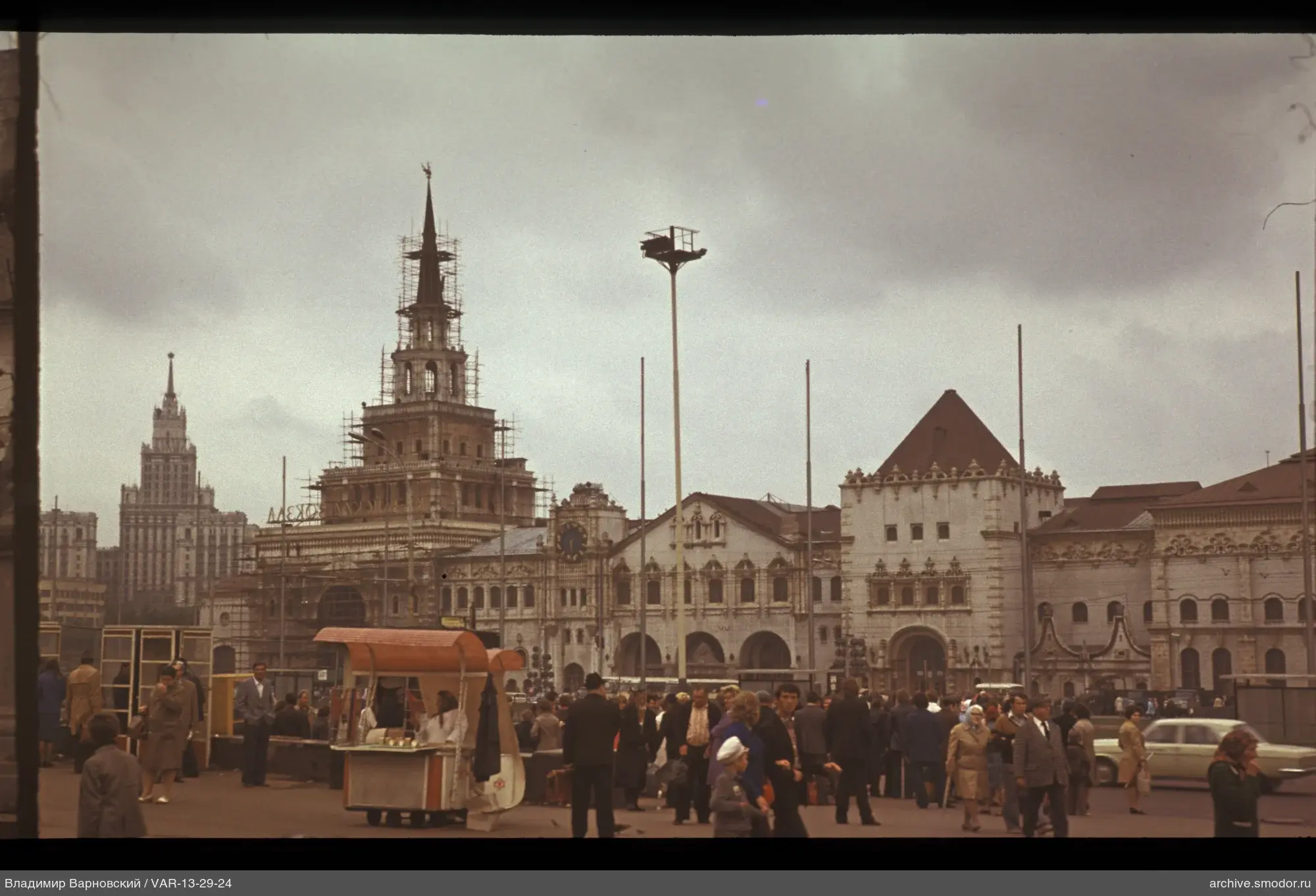 Stadtplatz mit Menschen und Gebäude
