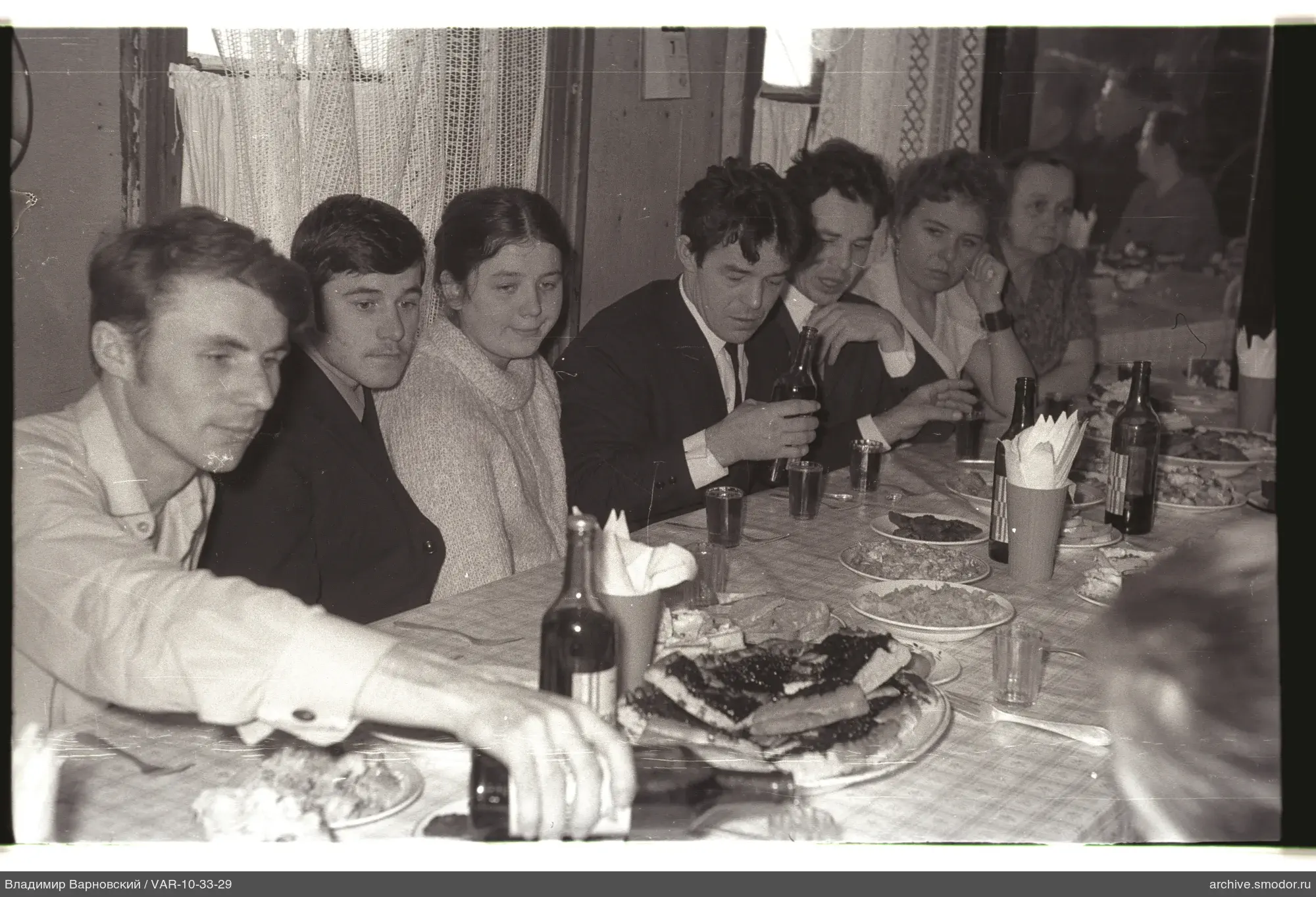 Gruppe am Tisch mit Essen und Getränken