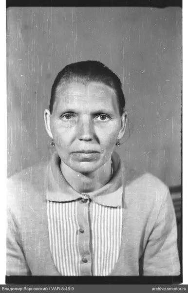 Porträt einer Frau in heller Strickjacke