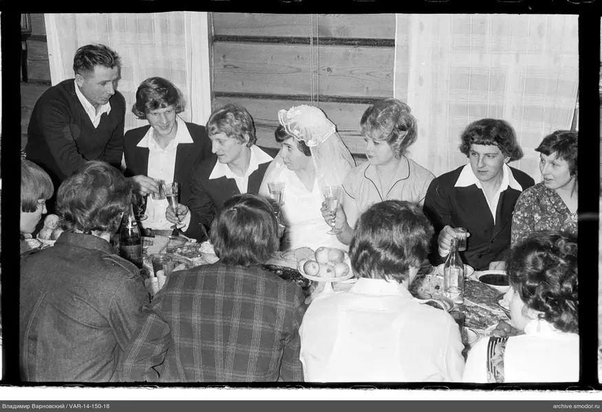 Gruppenporträt mit Frau im Hochzeitskleid