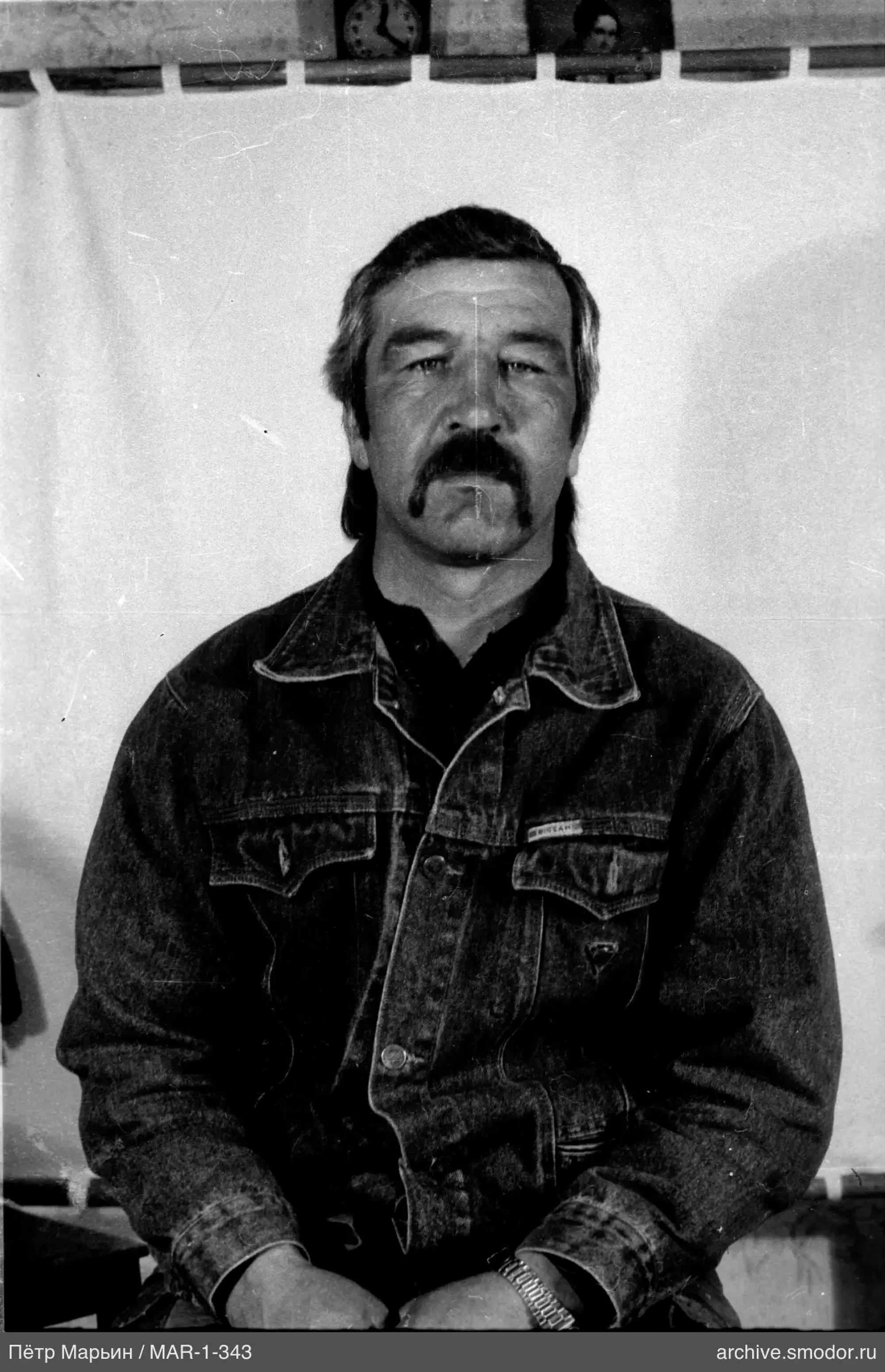 Porträt eines Mannes in Jeansjacke