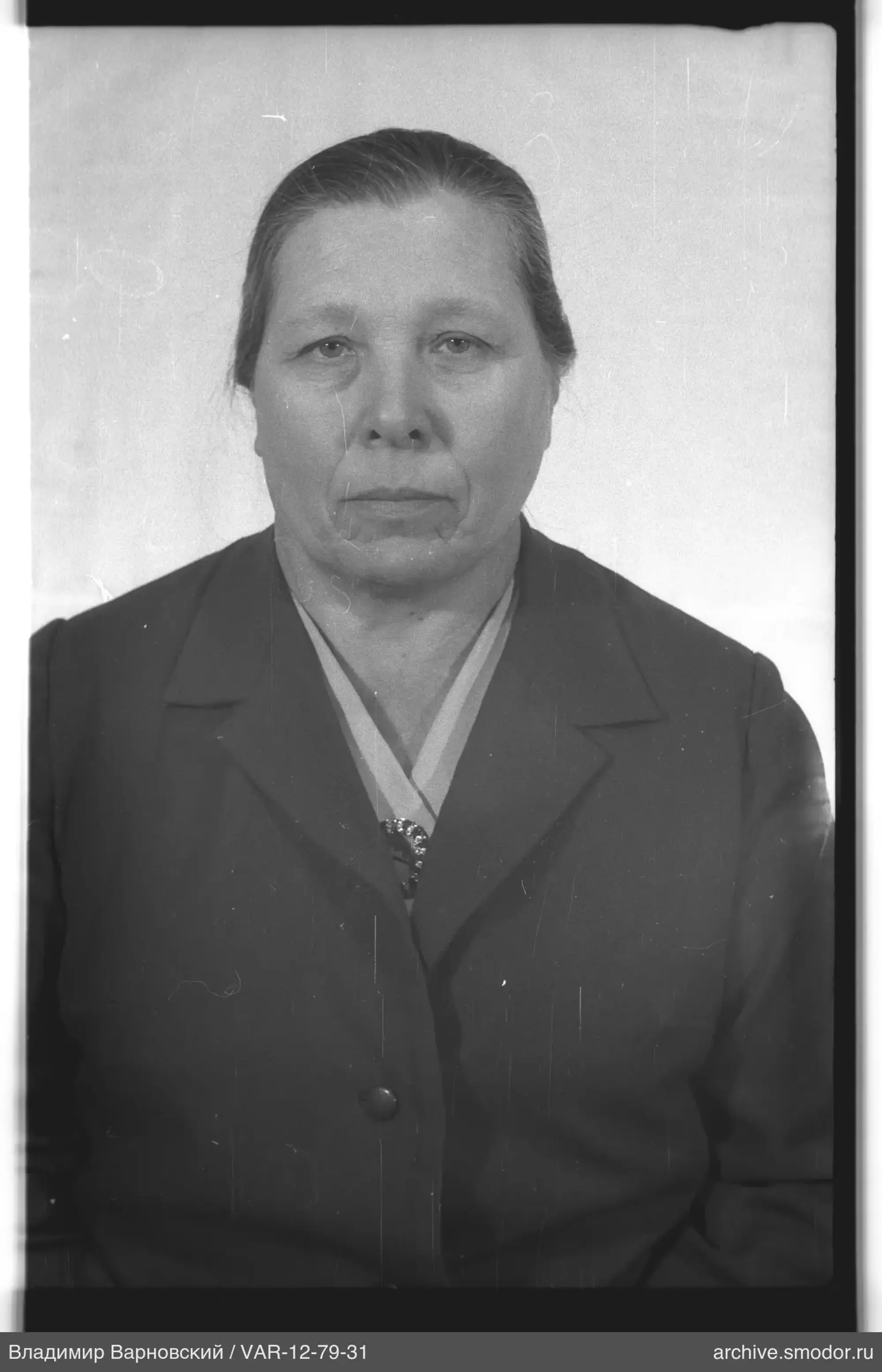 Porträt einer Frau in dunkler Jacke
