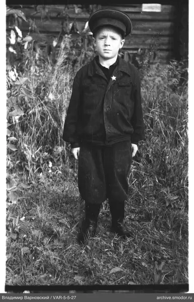 Vollkörperporträt eines Jungen in Uniform
