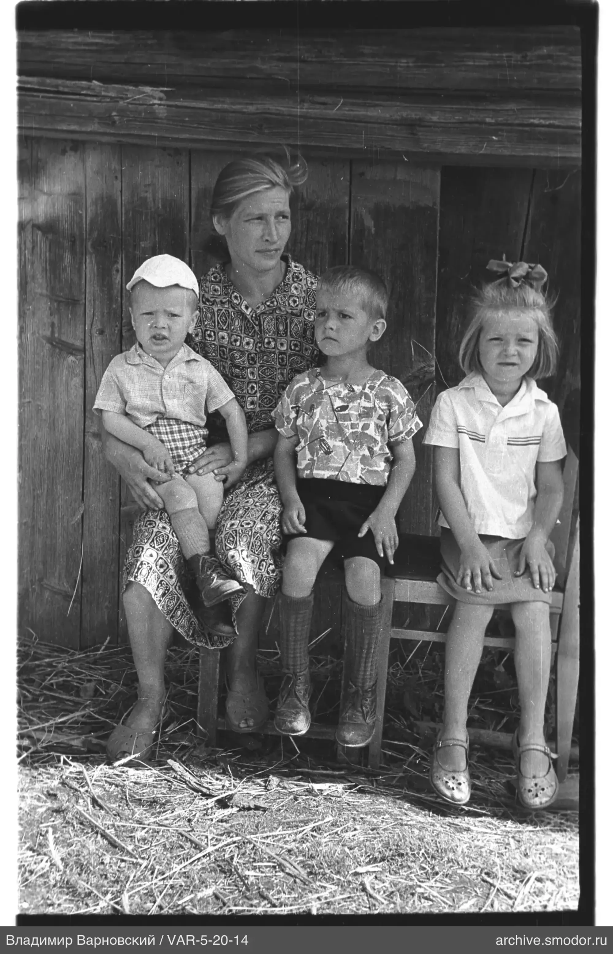 Gruppenporträt mit Frau und Kindern