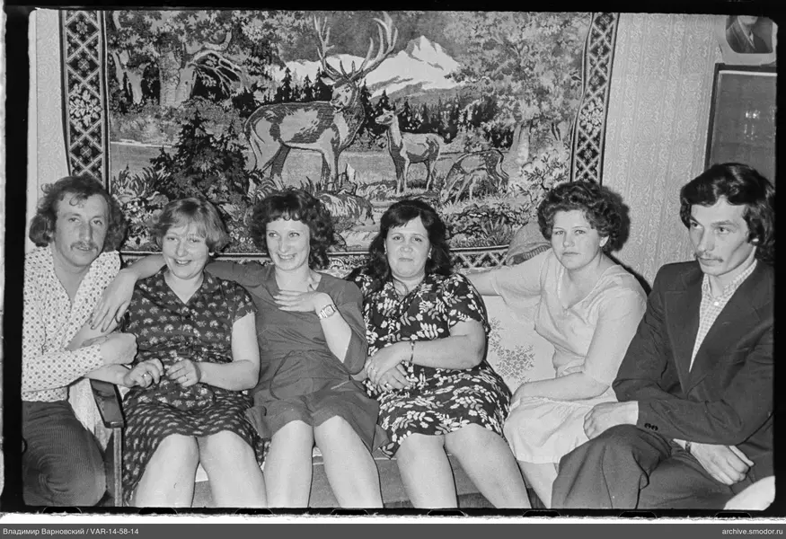 Gruppe von Menschen auf einem Sofa