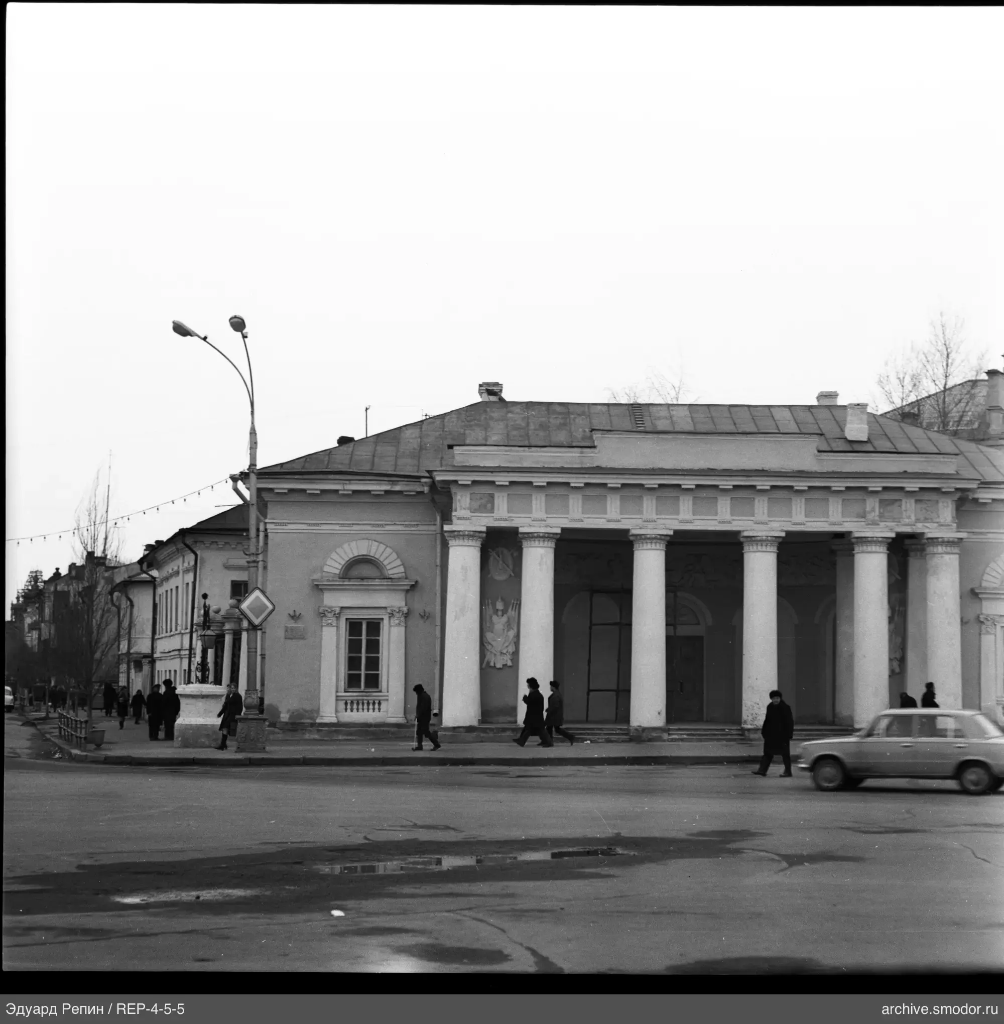 Здание с колоннадой и уличным движением