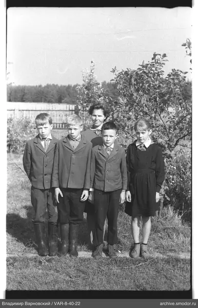 Gruppenporträt von Kindern und Frau
