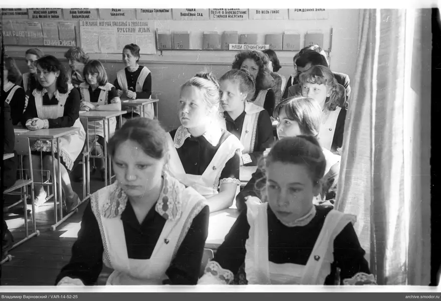 Gruppenporträt von Schulmädchen im Klassenzimmer
