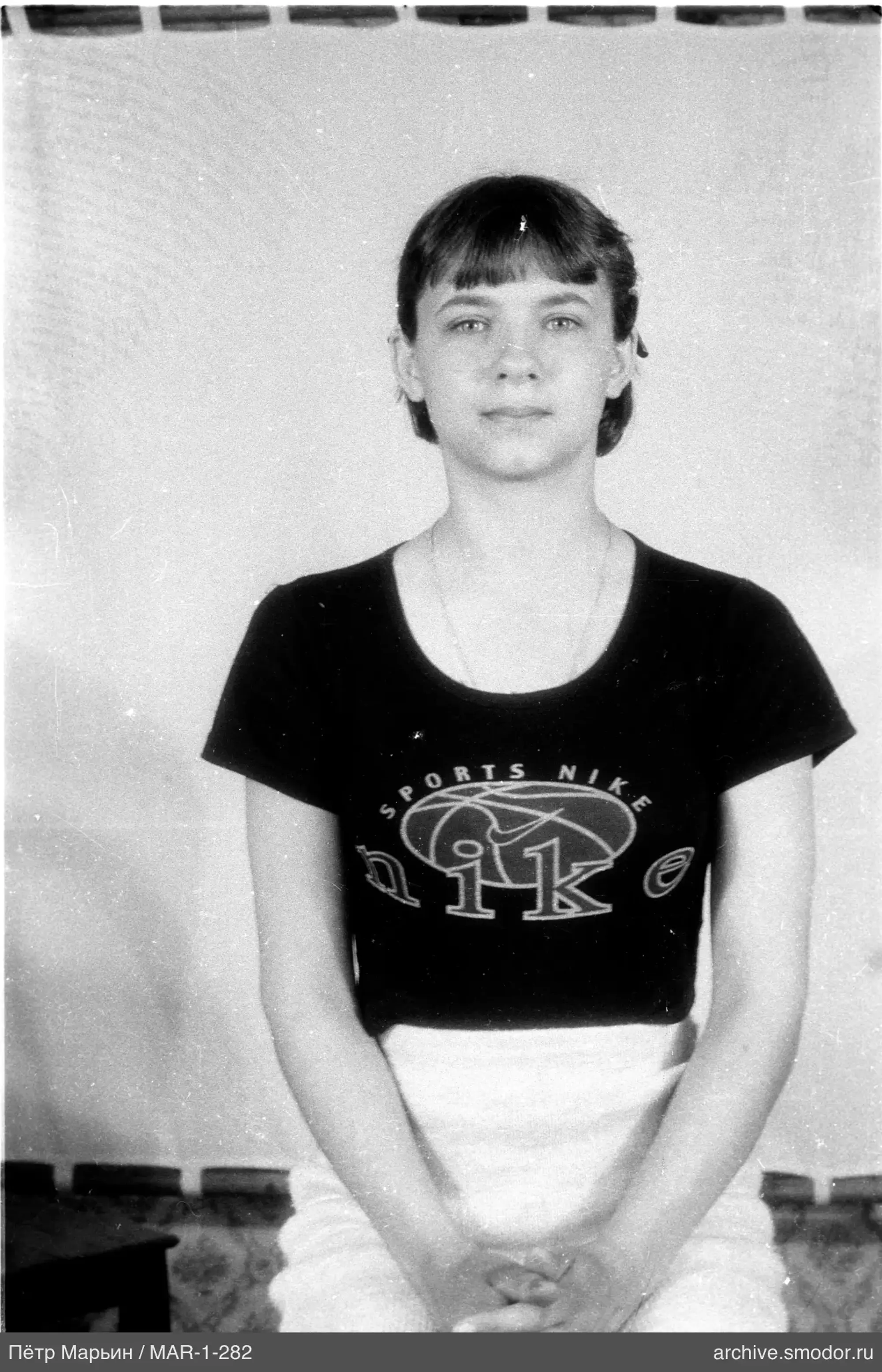 Porträt einer Frau in dunklem T-Shirt und hellem Rock
