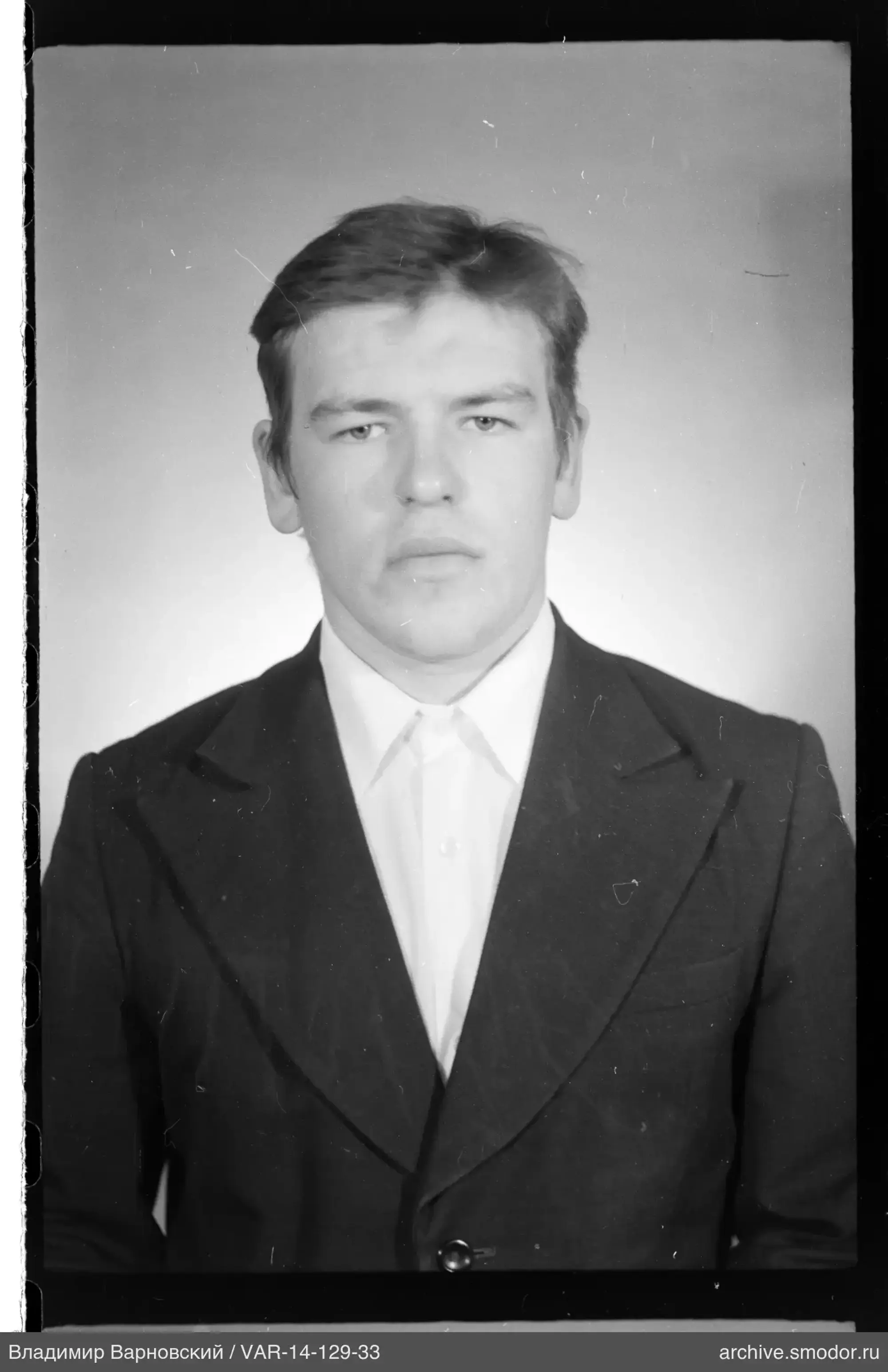 Porträt eines Mannes in Jacke und Hemd