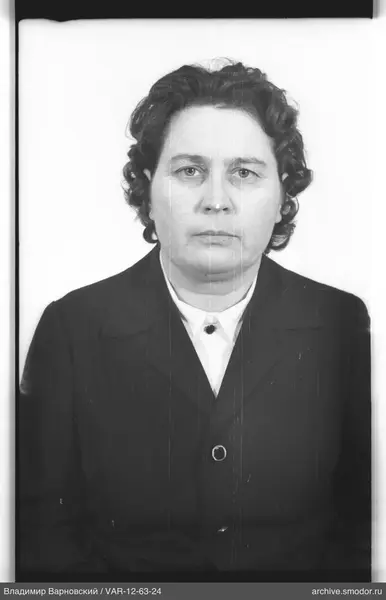 Porträt einer Frau in dunkler Jacke