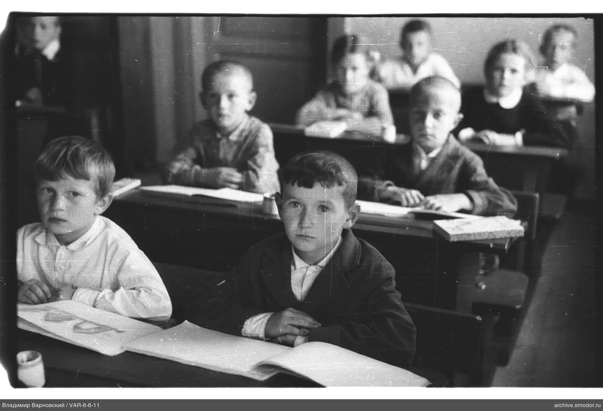 Gruppenporträt von Kindern im Klassenzimmer