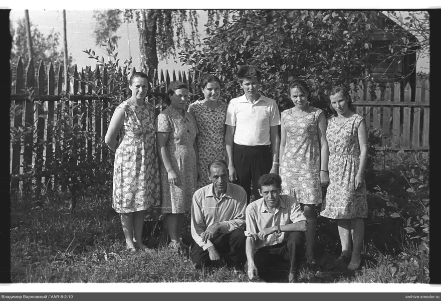Gruppenporträt von Frauen und Männern