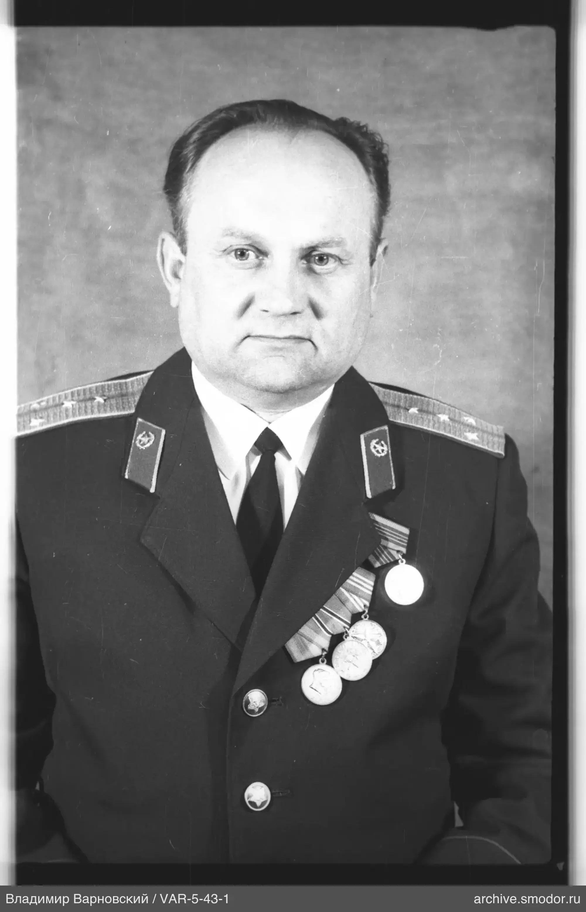 Mann in Militäruniform mit Abzeichen