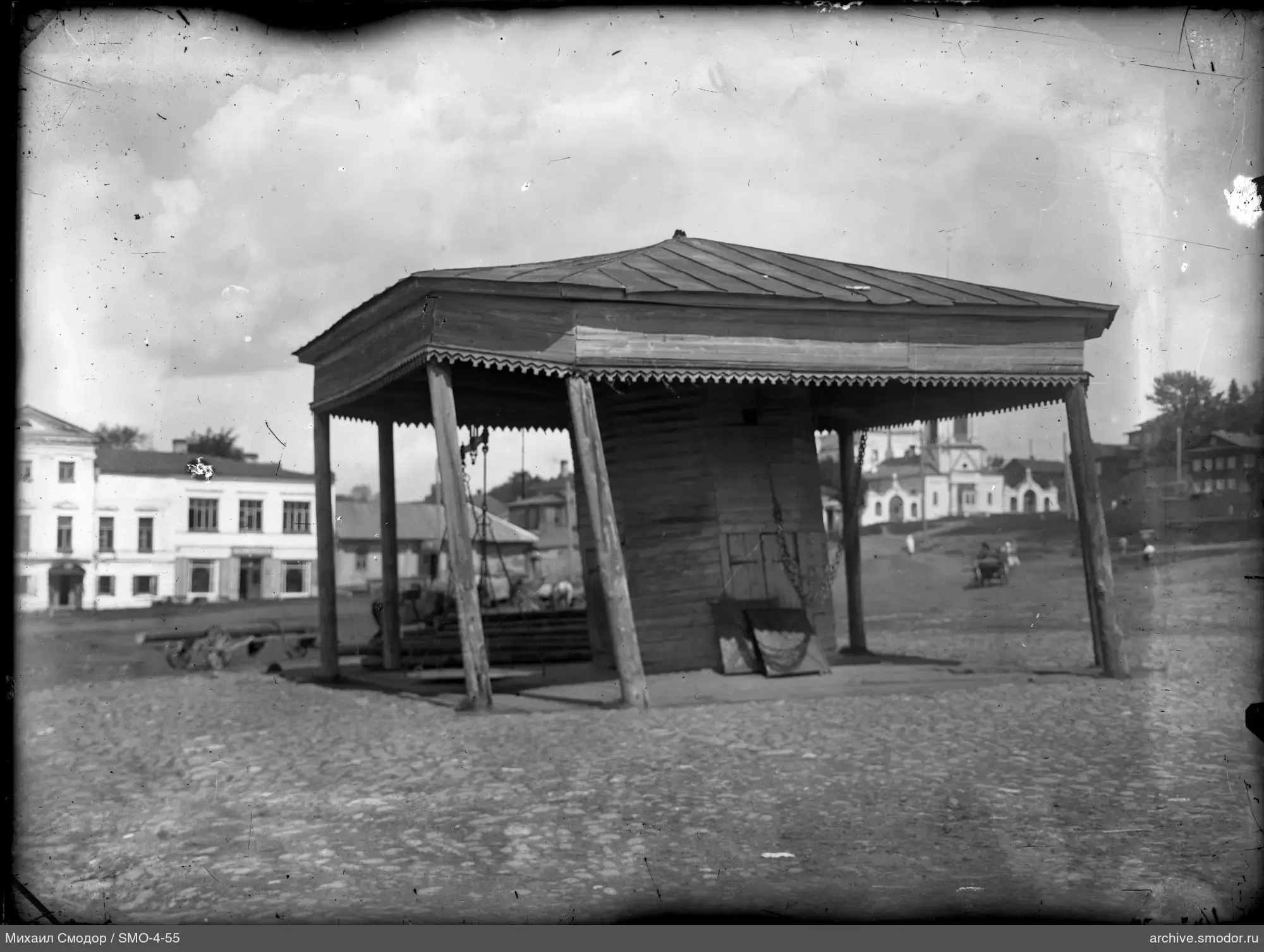 Oktogonaler Holzpavillon auf dem Platz