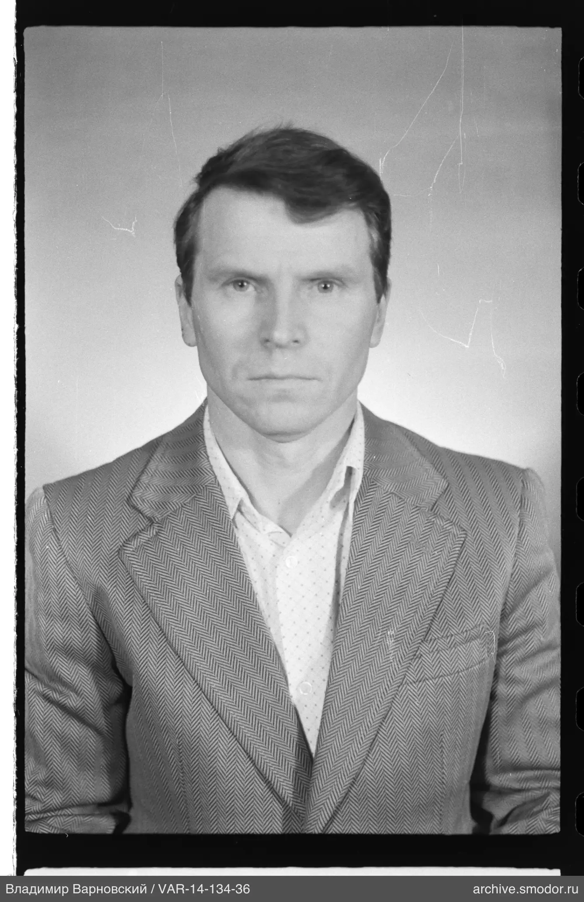 Портрет мужчины в пиджаке и рубашке