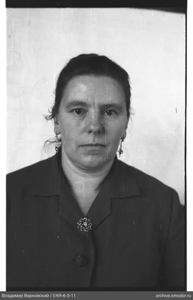 Brustporträt einer Frau mit Ohrringen und Brosche