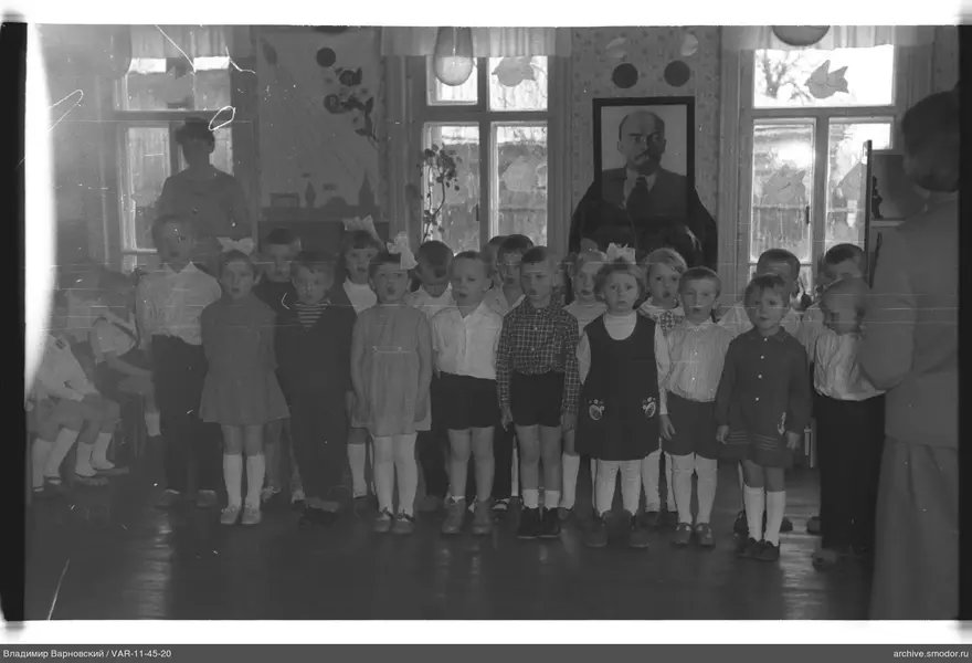 Gruppenporträt von Kindern und Frauen