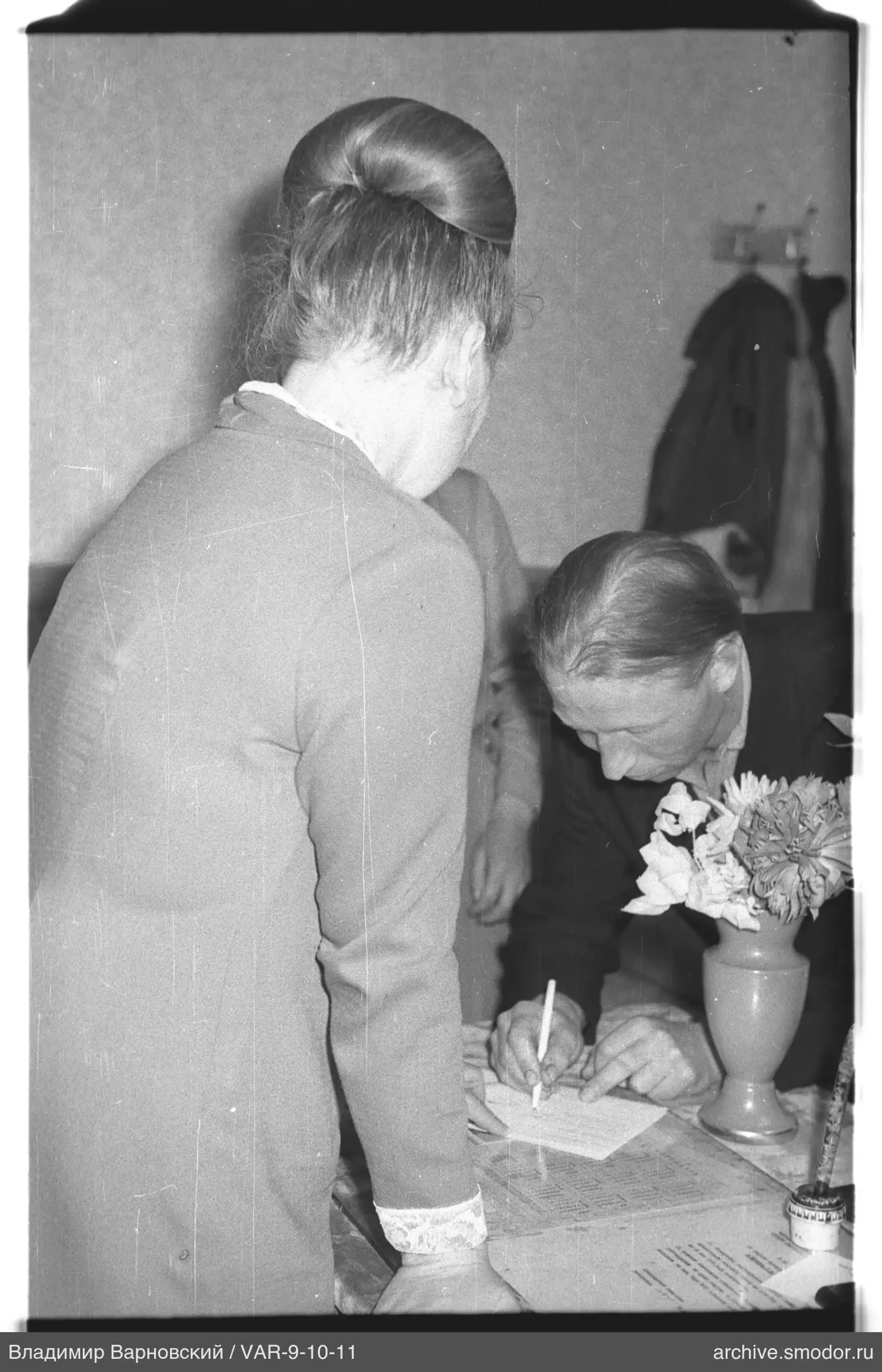 Mann schreibt am Tisch