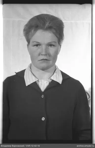 Porträt einer Frau in dunklem Cardigan