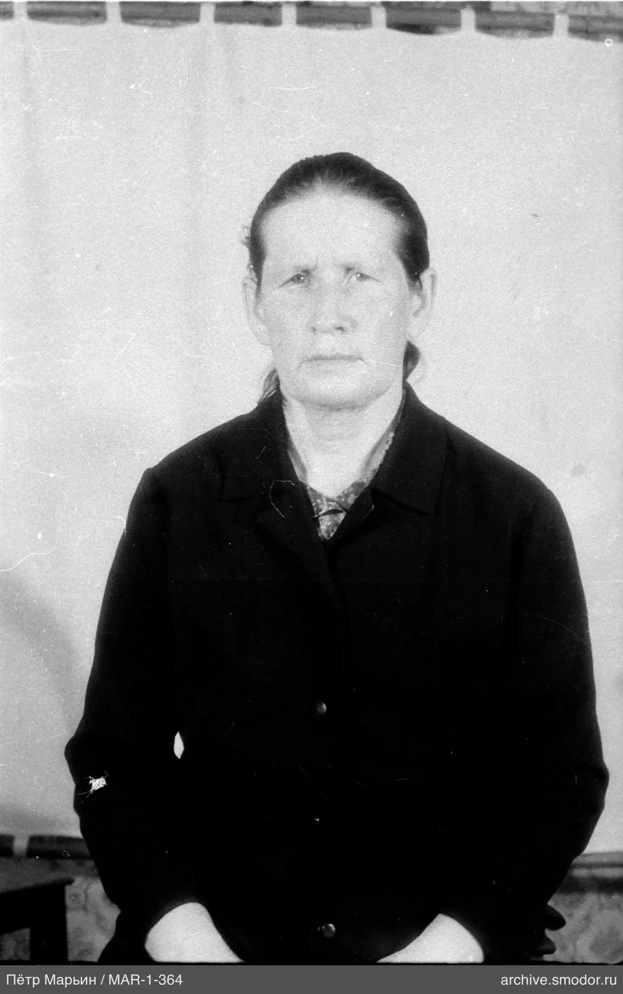 Porträt einer Frau im dunklen Mantel