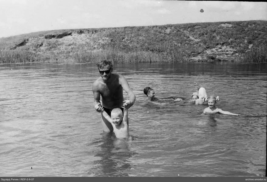 Menschen im Wasser am Ufer