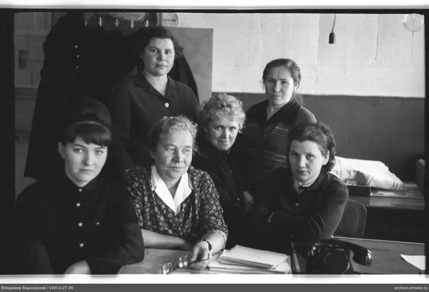 Gruppenporträt von Frauen in einem Raum