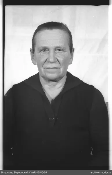 Porträt einer Frau in dunklem Pullover