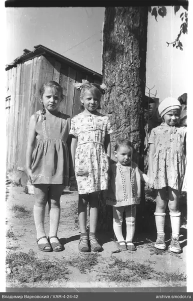 Gruppenporträt von Mädchen am Baum