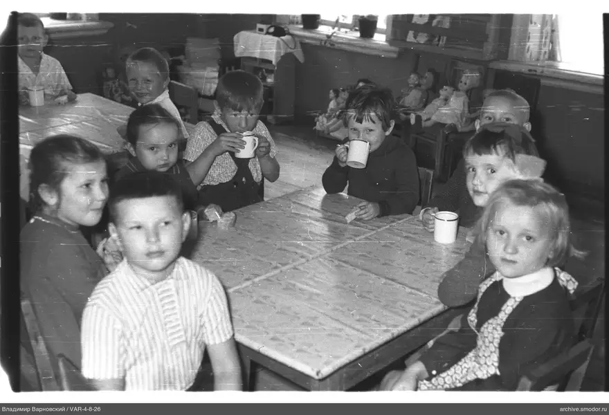 Gruppe von Kindern am Tisch