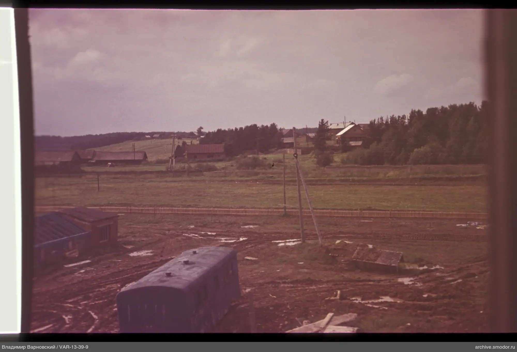 Landschaft mit Häusern und Stromleitungen