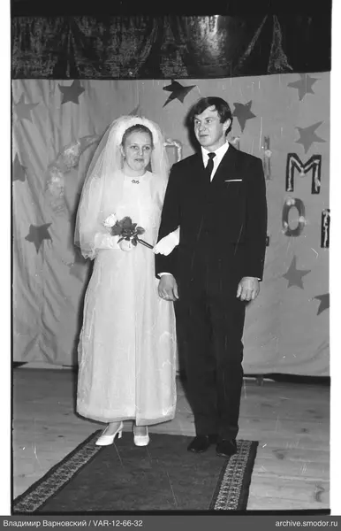 Frau mit Blumenstrauß und Mann im Anzug