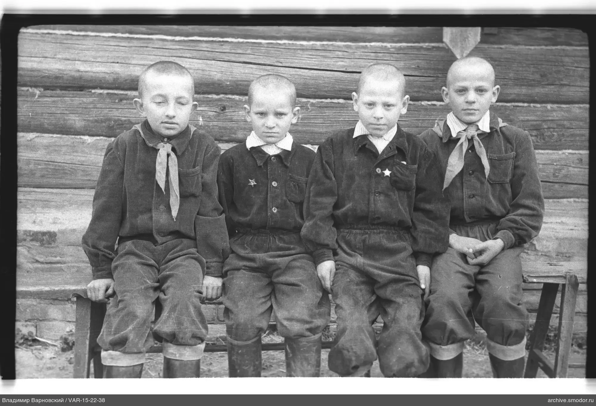 Gruppe von Jungen auf einer Bank