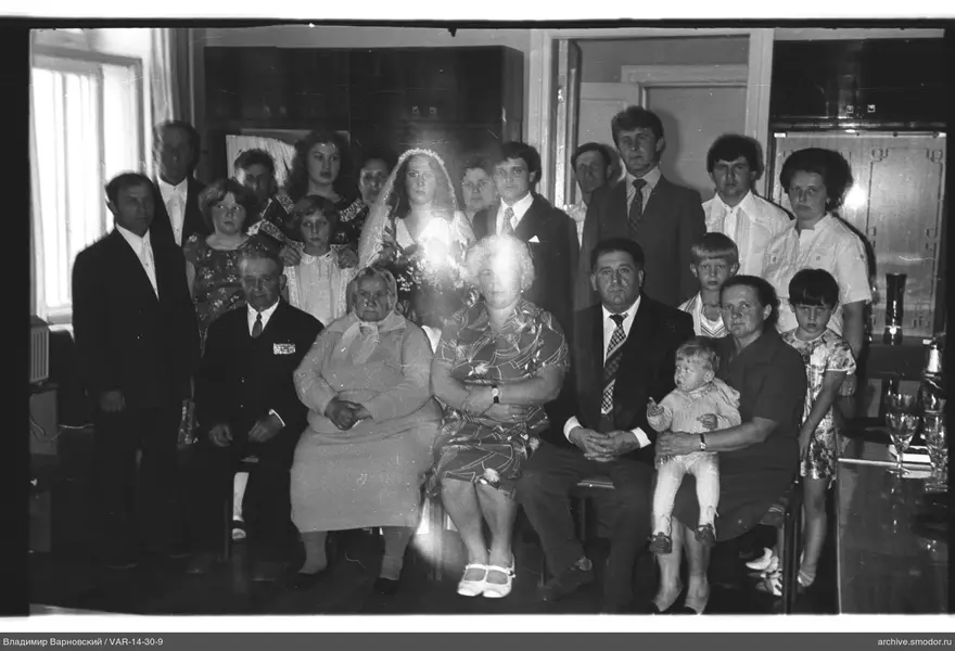 Gruppe mit Frau im Hochzeitskleid