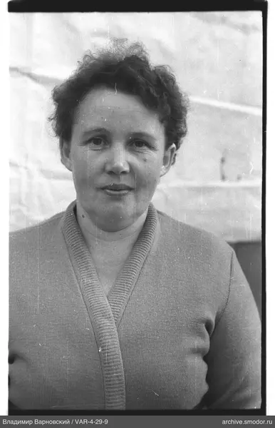 Porträt einer Frau in einer Strickjacke