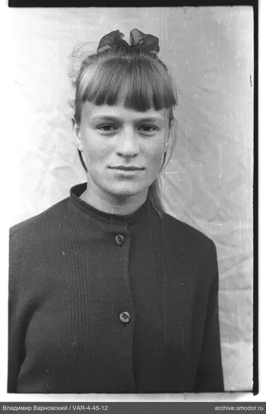 Porträt einer Frau im dunklen Cardigan