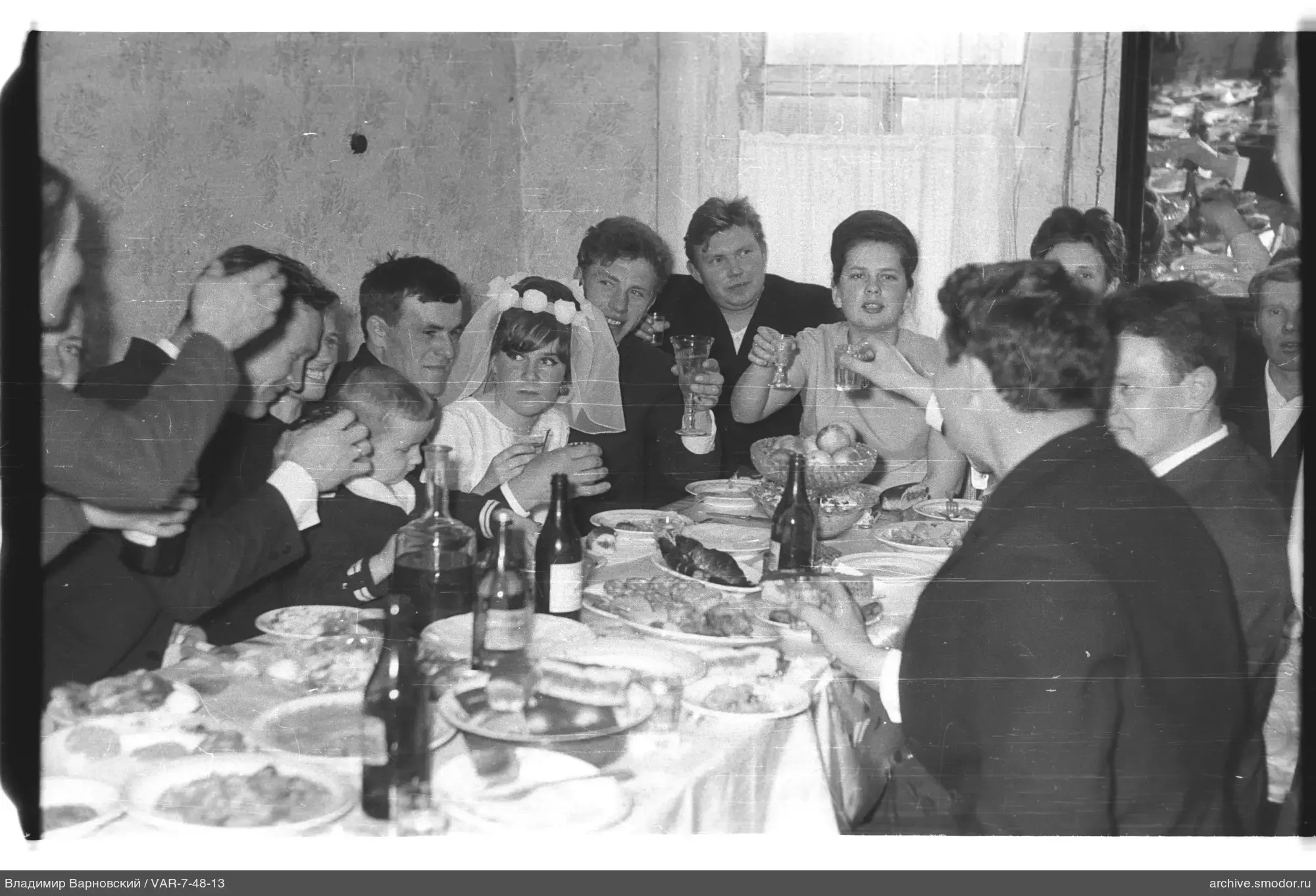 Gruppe am Tisch mit Frau in Weiß