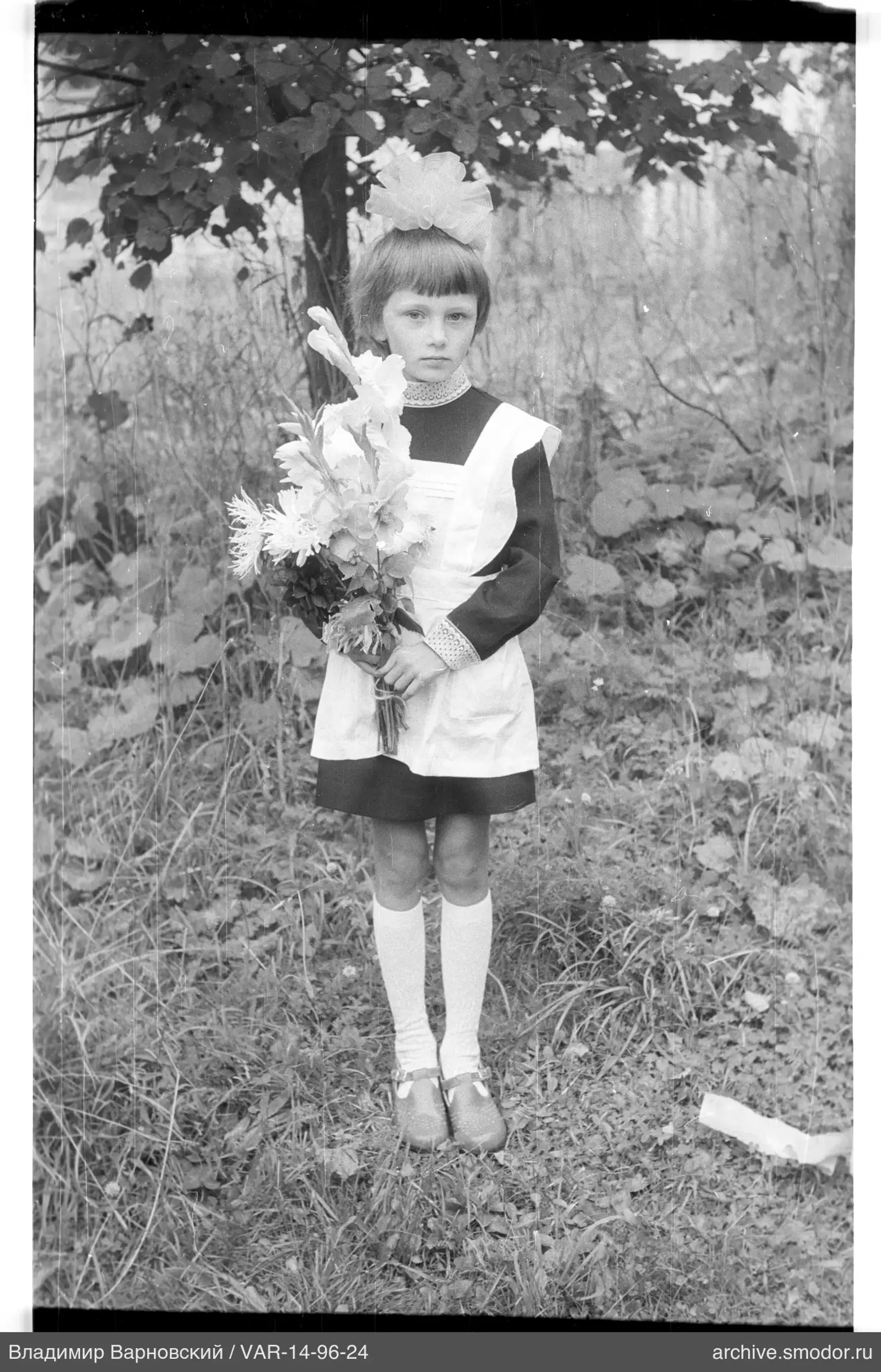 Девочка с букетом на природе