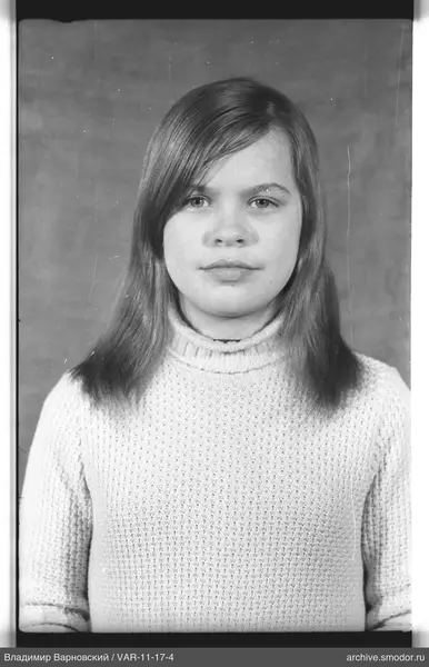 Porträt einer Frau in hellem Pullover