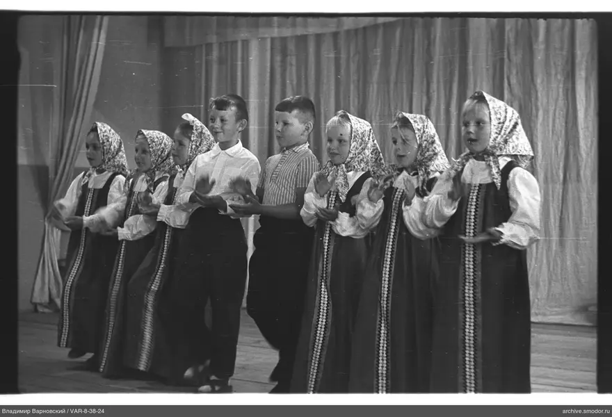 Gruppe von Kindern in traditionellen Kleidern