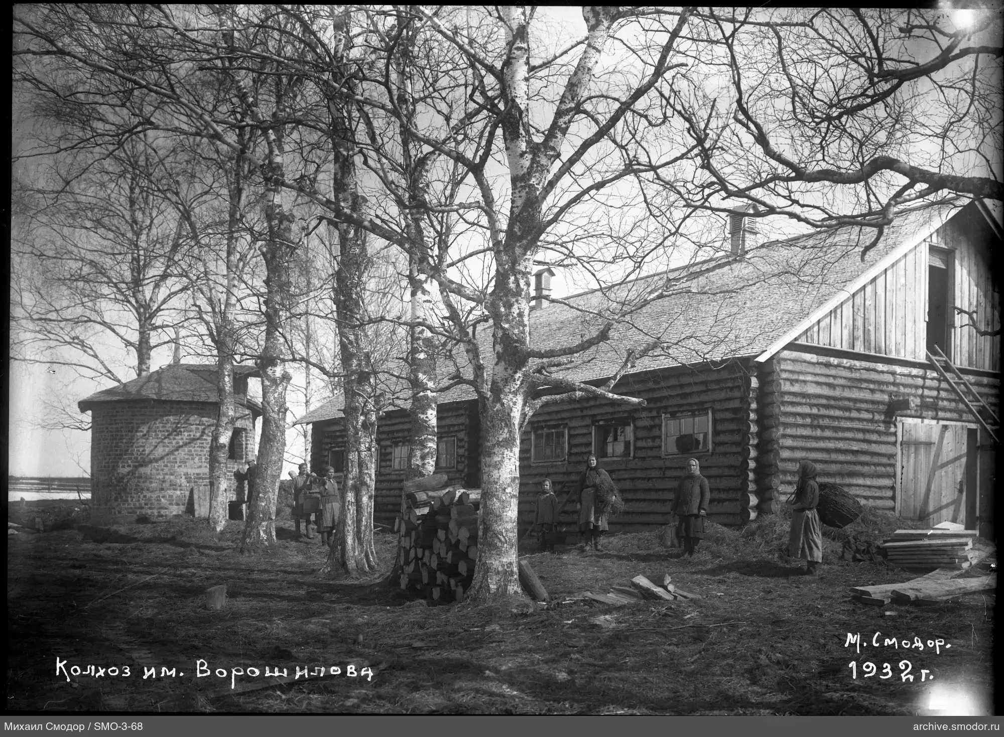 Frauen bei Holz- und Steingebäude